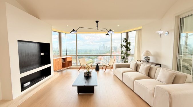 bright and well-ventilated flat